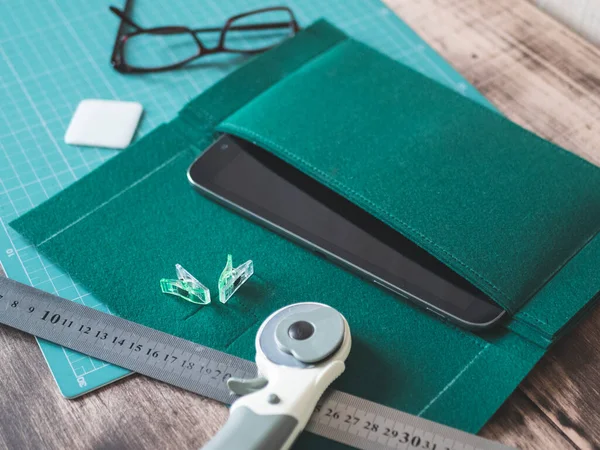 Tablet Sanatları Atölyesi Için Keçeli Bir Çanta Oluşturuyorum Yeşil Keçe Stok Resim