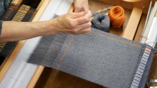 職人は それが解明からそれを停止するために織りプロジェクトを終了します 織灰色の布の端にステッチの作業 — ストック動画