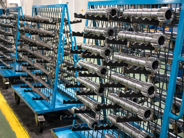 Fabrikanın zemininde yeni dişli şaftları var. Makine imalatı, otomobil üretimi, çıkarma sanayii, makine aracı ve sürücü mühendisliği, tarım, seçici odaklanma bileşenleri