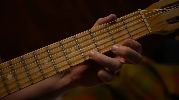 Tocar Guitarra Strumming Guitarra Acústica Mão Homem Com Pescoço Guitarra — Fotografia de Stock