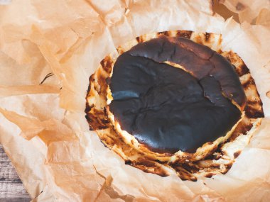 Bask keki, koyu renkli ve koyu renkli. İspanyol pastası, yanmış görünüm, üst manzara.