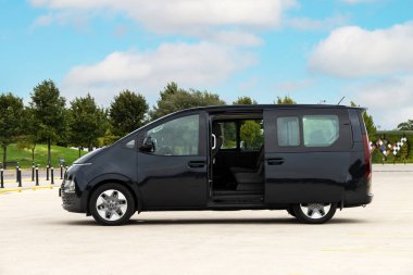 İstanbul, Türkiye - 6 Eylül 2022: Hyundai Staria, Hyundai tarafından üretilen 5 kapılı bir minibüs ve minivan..