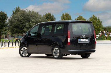 İstanbul, Türkiye - 6 Eylül 2022: Hyundai Staria, Hyundai tarafından üretilen 5 kapılı bir minibüs ve minivan..