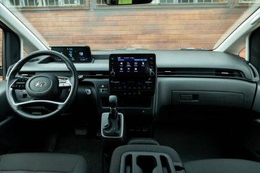 İstanbul, Türkiye - 6 Eylül 2022: Hyundai Staria, Hyundai tarafından üretilen 5 kapılı bir minibüs ve minivan..