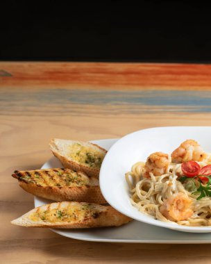 Karides ve kiraz domatesli tam tahıllı makarna, üst manzara, kopyalama alanı.