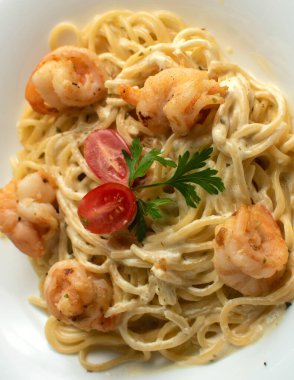 Karides ve kiraz domatesli tam tahıllı makarna, üst manzara, kopyalama alanı.