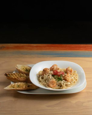 Karides ve kiraz domatesli tam tahıllı makarna, üst manzara, kopyalama alanı.