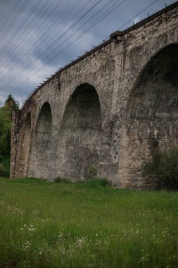 Ukrayna dağlarındaki meşhur eski viyadük. Karpatlar, Vorokhta.