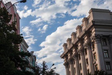 Çok eski, çok iyi korunmuş klasik tarzda balkonları olan, az sayıda gezici vatandaş için rampası olan bir bina. Anlamlı balkonları olan bir bina.