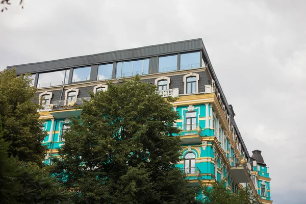 Edificio Muy Antiguo Bien Conservado Con Balcones Estilo Clásico Equipado — Foto de Stock