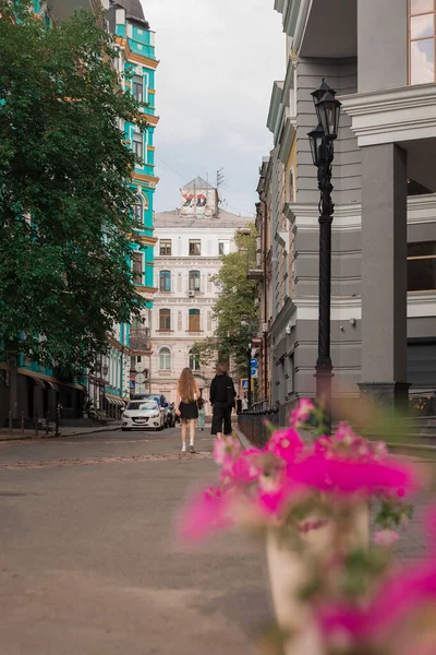 Rue Ville Kiev Été Maisons Anciennes Cafés Piétons Parterres Fleurs — Photo