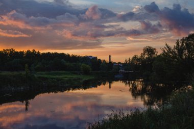 Güzel kıyı şeridi. Nehirle aydınlık yaz günbatımı