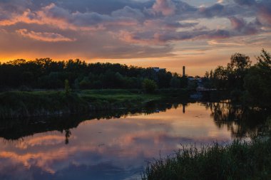 Sabah gökyüzü parlak altın bir gökyüzü gibi görünüyordu. Gündoğumu çeşitli şekillerde bulutlarla süslenir. Güzel görünüyor..