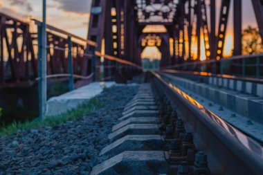 Güneş doğarken büyük çelik demiryolu köprüsünün manzarası.