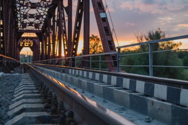 Güneş doğarken büyük çelik demiryolu köprüsünün manzarası.