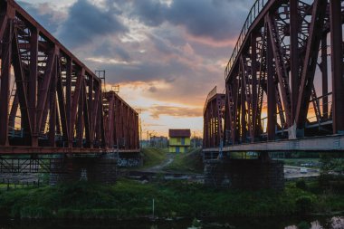 Güneş doğarken büyük çelik demiryolu köprüsünün manzarası.