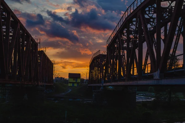 Blick Auf Große Stählerne Eisenbahnbrücke Bei Sonnenaufgang — Stockfoto