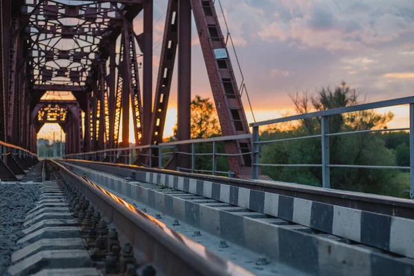 Güneş Doğarken Büyük Çelik Demiryolu Köprüsünün Manzarası — Stok fotoğraf