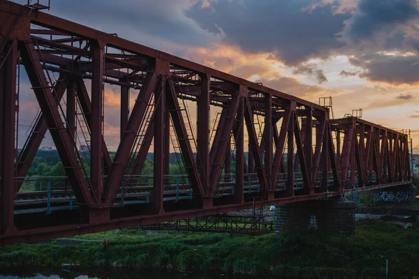Blick Auf Große Stählerne Eisenbahnbrücke Bei Sonnenaufgang — Stockfoto