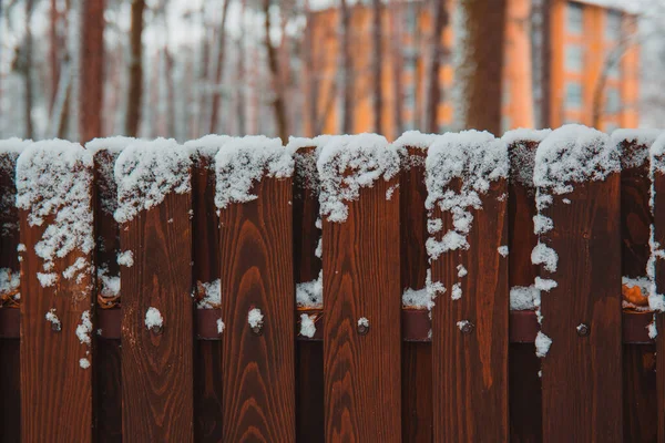 Een Houten Hek Bedekt Met Sneeuw — Stockfoto