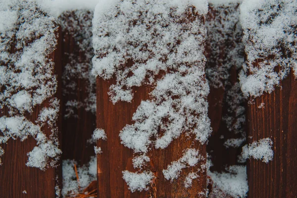 Een Houten Hek Bedekt Met Sneeuw — Stockfoto