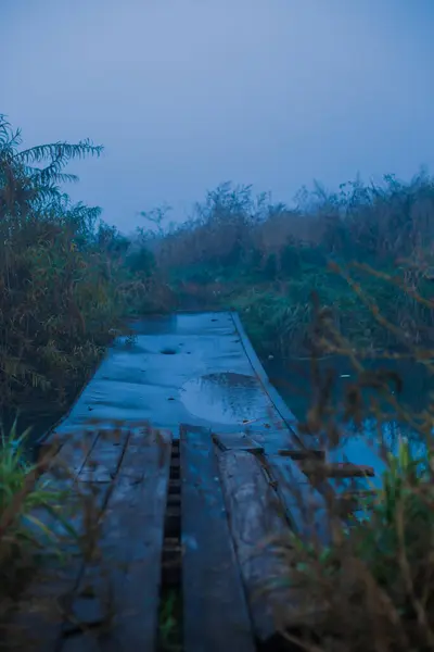 Nehir Boyunca Eski Ahşap Köprü — Stok fotoğraf