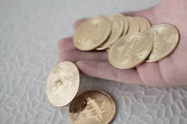 Bir avuç dolusu parlayan bitcoin. Beyaz arkaplan