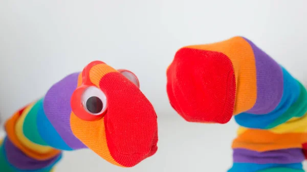 LGBTQ + topluluğu için görünürlük. İki tane gökkuşağı bayraklı el kuklası, birinin gözü ve sevimli bir ifadesi var, diğerinin ise tanınmaz halde. Beyaz arkaplan