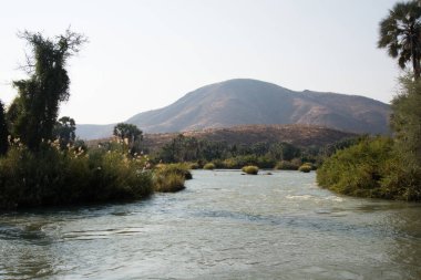Kunene nehri köprüden görünüyor. Nehiri nedeniyle rafting için iyi bilinen bir yer. Namibya 'nın kuzeyi. Afrika.