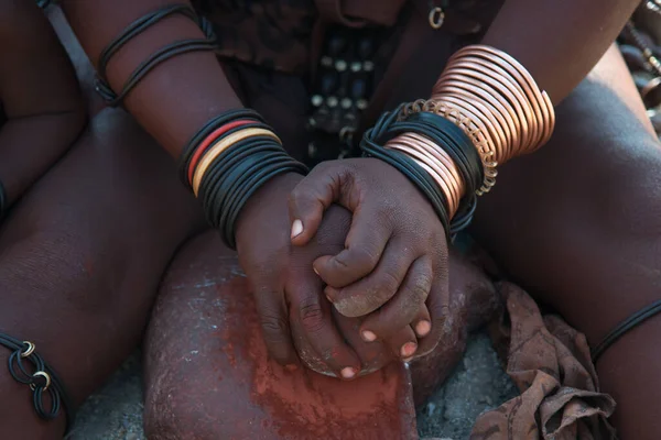 Onherkenbare Vrouw Van Himba Stam Die Met Klei Haar Handen — Stockfoto