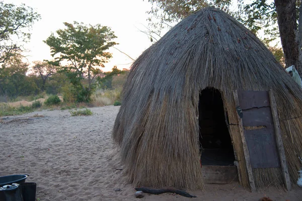 Kuru samandan yapılmış Afrika evi. Namibya 'daki Bushman kabilesi. Afrika