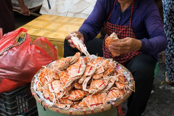 Krabben Selecteren Een Stadsmarkt Hanoi Vietnam Azië — Stockfoto