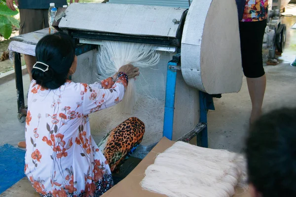 一个无法辨认的女人在做米粉的倒影女人把切割机上的螺丝刀拿出来越南 — 图库照片