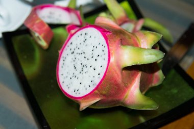 Taze pembe pitahaya. Hafif tatlı bir tadı, büyük bir şekli ve kivi ile elma arasındaki dokusu olan lezzetli tropikal meyveler. Bir sürü su ve çeşitli besin bileşenlerine sahip diğer önemli mineraller içerir. Vietnam