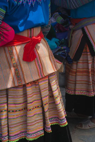 Mujeres Vestidas Con Coloridos Trajes Tradicionales Sapa Vistos Desde Espalda — Foto de Stock
