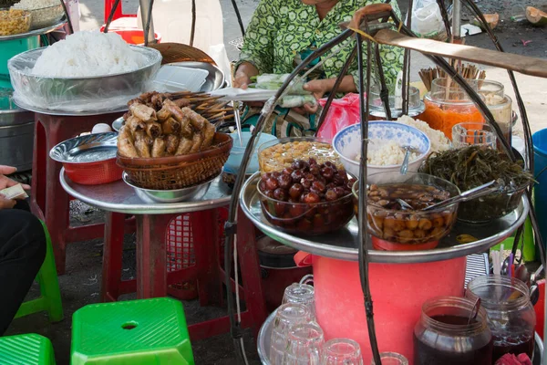 越南的街头餐馆 人们可以在那里坐着 喝着酒 吃着越南卷 — 图库照片