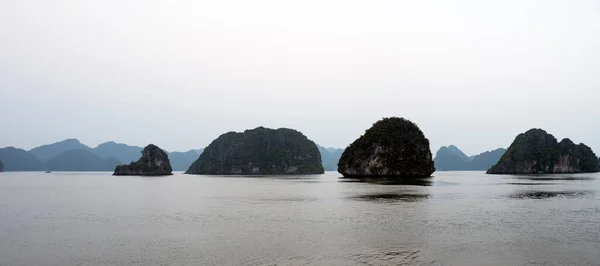 Hermoso Paisaje Con Islas Rocosas Bahía Halong Vietnam Agua Tranquila — Foto de Stock