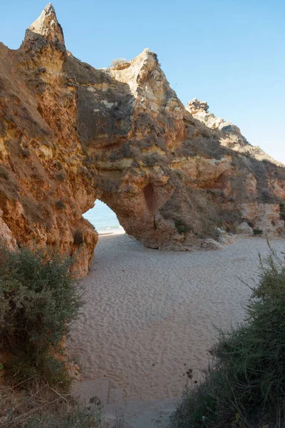 美しい自然のアーチは ポルトガルのアルガルヴェのビーチで散歩します ヨーロッパ — ストック写真