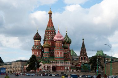 Kızıl Meydan, Moskova; 03012011: Saint Basil 'e adanmış Kızıl Meydan' daki katedralin güzel manzarası. Hava bulutlu güneşli. Moskova, Rusya