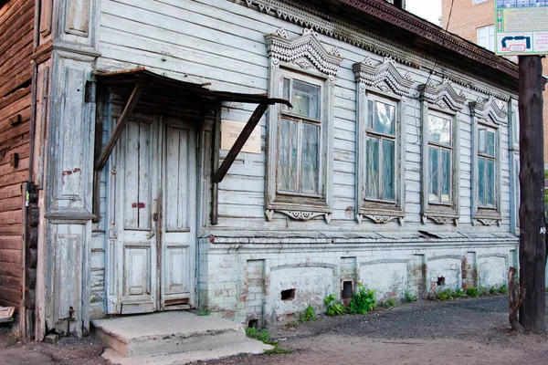 カザンの古代の木造住宅 窓に美しい装飾品 ロシア — ストック写真