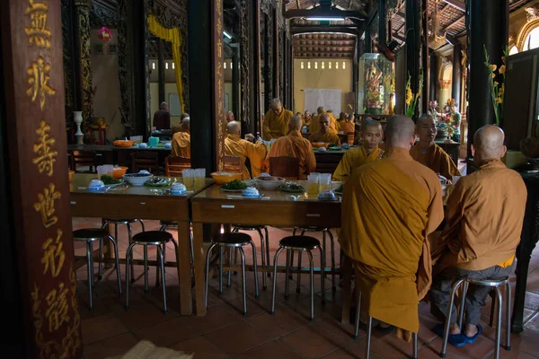 Hue Vietnam 08142015 Group Monks Thien Pagoda Meal — 图库照片