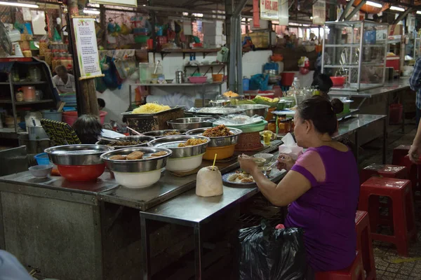 Hue Vietnam 08132015 Woman Eating Market Restaurant 很多有很多食物的小菜 — 图库照片