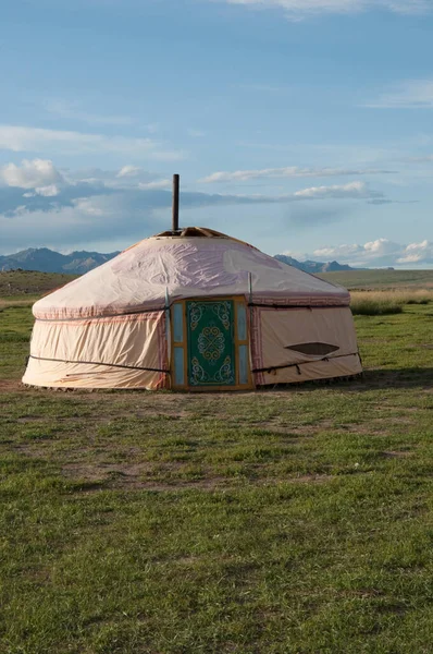 아름다운 풍경으로 유르트라고 불리는 몽골의 가옥이다 몽골의 근처의 지역이었습니다 집들은 — 스톡 사진