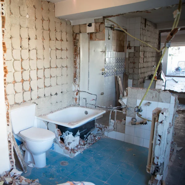 Madrid 'de eski bir dairenin tadilatı. İç duvarların ve eski banyonun yıkımı. İnsan yok. İspanya