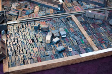 Harflerin bağlanması için bir takım metalik kalıplar. Arkaplan.