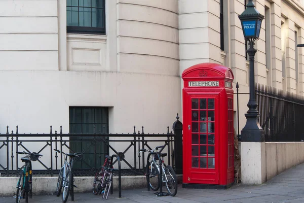 Cabina Telefónica Británica Roja Algunas Bicicletas Calle Londres Sin Gente — Foto de Stock