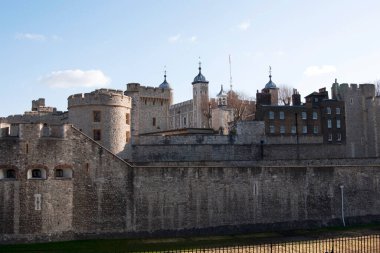 Londra 'nın merkezindeki Thames Nehri' nin kuzey kıyısında tarihi bir şato olan Royal Palace ve Londra Kulesi 'nin panoramik manzarası. Birleşik Krallık