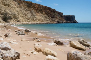 Kayalıkları olan güzel bir sahil, güneşli bir gün, insan yok. Sagres, Algarve, Portekiz, Avrupa