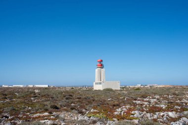 Algarve 'deki güzel kıyı manzarası. Saint Vincent Burnu 'nda geleneksel deniz feneri. Portekiz, Avrupa
