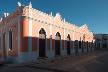 Canlı renkleri olan güzel bir bina. Silves, Portekiz. Avrupa